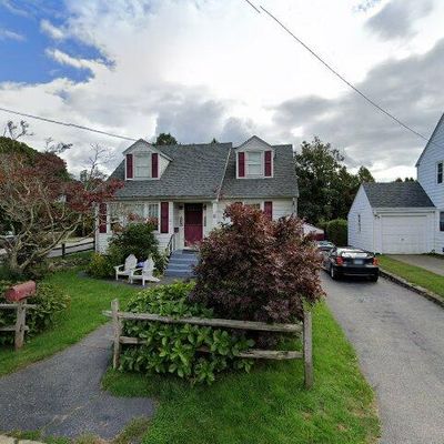 56 Greenway Rd, New London, CT 06320