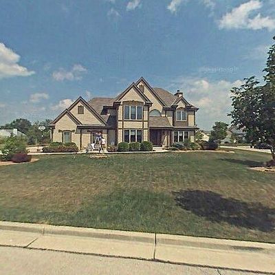 8800 W Marshfield Ct, Franklin, WI 53132