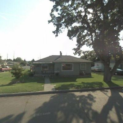 901 Zorada St, Grandview, WA 98930