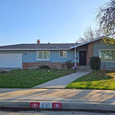 932 E Millwood Dr, Dinuba, CA 93618