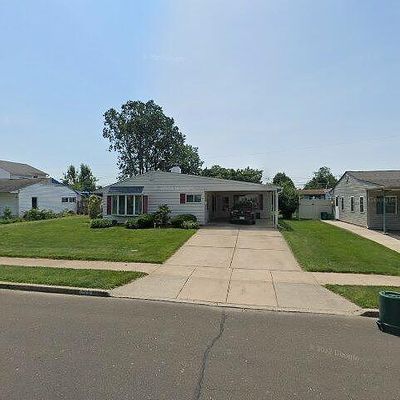 120 Pinewood Dr, Levittown, PA 19054