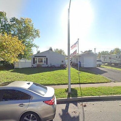 6 Idlewild Rd, Levittown, PA 19057