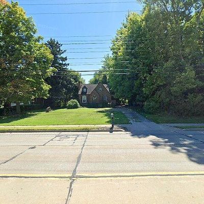 6158 Wilson Mills Rd, Cleveland, OH 44143