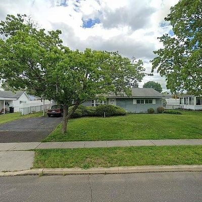 12 Pebble Ln, Levittown, PA 19054