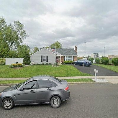 628 S Queen Anne Dr, Fairless Hills, PA 19030