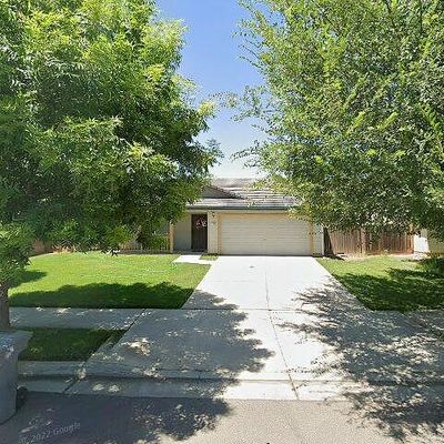 1045 W Yale Ave, Lindsay, CA 93247