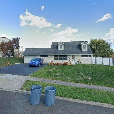 28 Umber Rd, Levittown, PA 19056