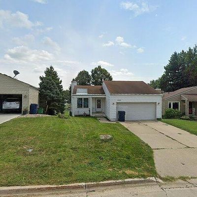 8002 N Walnut Creek Dr, Urbandale, IA 50322