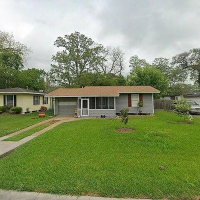 223 Jasmine St, Lake Jackson, TX 77566