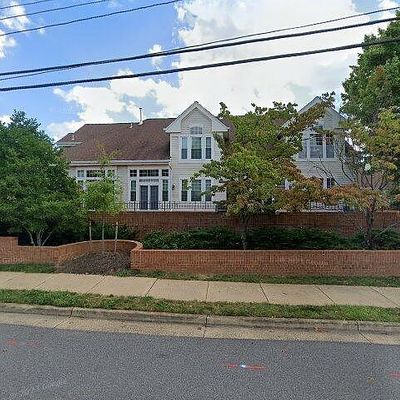 7037 Haycock Rd, Falls Church, VA 22043