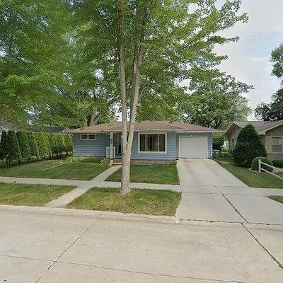 919 8 Th St, Charles City, IA 50616