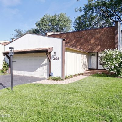 205 Cascade Dr, Indian Head Park, IL 60525