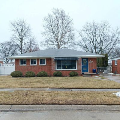 1813 E Longmeadow Rd, Trenton, MI 48183