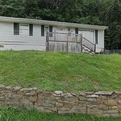 221 Hillside Dr, Nitro, WV 25143