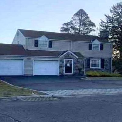 666 S Wellwood Ave, Lindenhurst, NY 11757