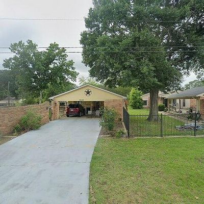 519 Elm St, Waller, TX 77484