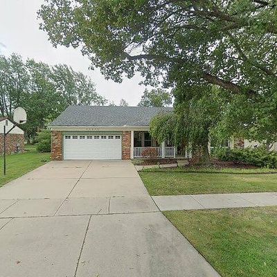 22373 Village Dr, Woodhaven, MI 48183