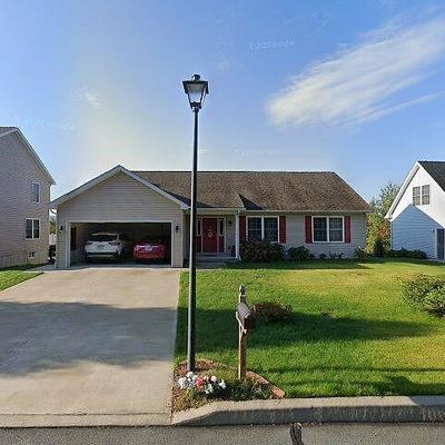 520 Wisteria Dr, Moosic, PA 18507