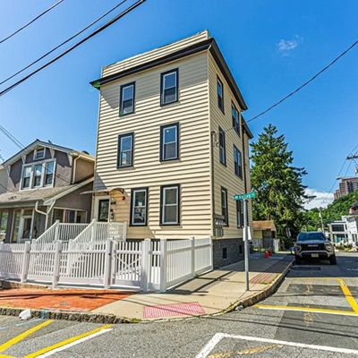 32 Valley Pl, Edgewater, NJ 07020