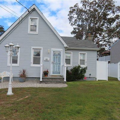 321 Columbus Ave, West Babylon, NY 11704