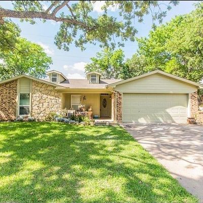 3328 Meadow Wood Ln, Bedford, TX 76021