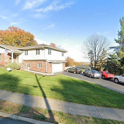 4 Hamilton Trl, Totowa, NJ 07512