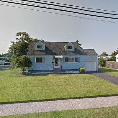 42 Clark St, West Babylon, NY 11704