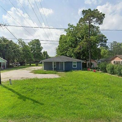 516 Coleman St, Clute, TX 77531