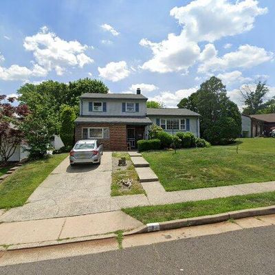 8 Wick Dr, Sayreville, NJ 08872