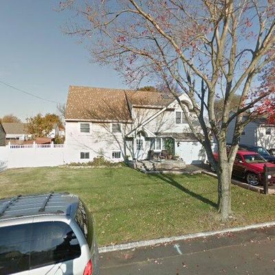 945 N Ontario Ave, Lindenhurst, NY 11757