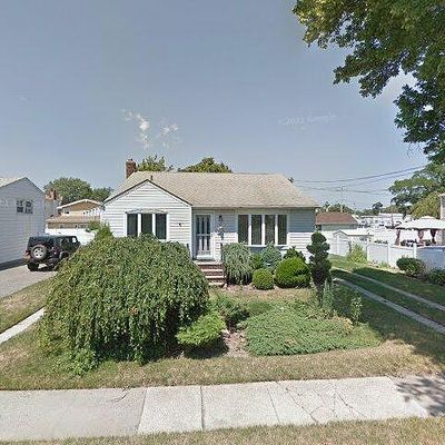 12 Belle Terre Ave W, Lindenhurst, NY 11757