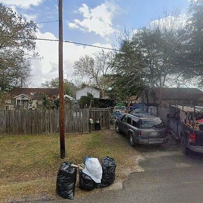 301 S Magnolia St, Highlands, TX 77562