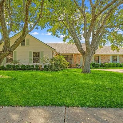 1313 W Castlewood Ave, Friendswood, TX 77546