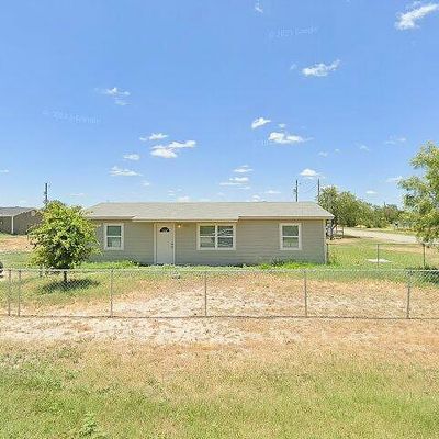 275 E Hutchins St, La Pryor, TX 78872