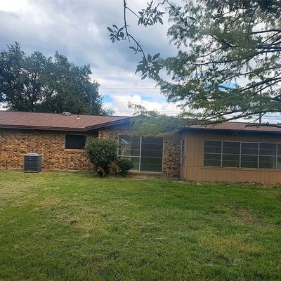 363 Edgewood Ave, Giddings, TX 78942