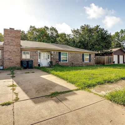 112 Roundtree Dr, Crowley, TX 76036