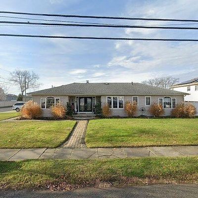 162 Granada Pkwy, Lindenhurst, NY 11757