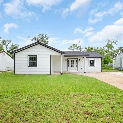 203 Huisache St, Lake Jackson, TX 77566