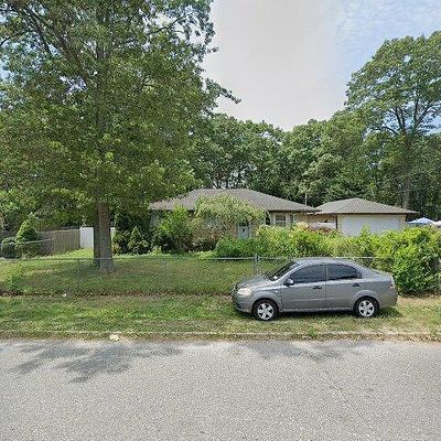 22 Garden Pl, Shirley, NY 11967