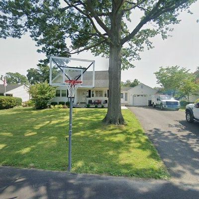 32 Sherwood Dr, Levittown, PA 19054