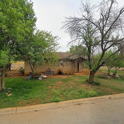 305 Moffett St, Dilley, TX 78017