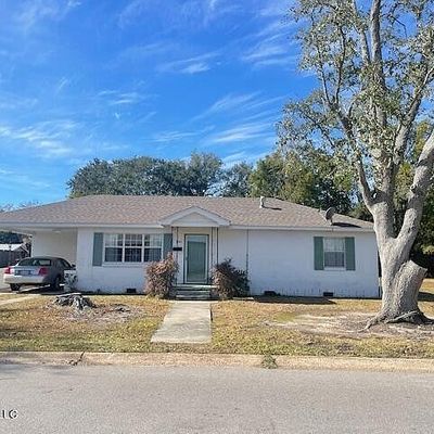 5207 Lakeview Dr, Moss Point, MS 39563