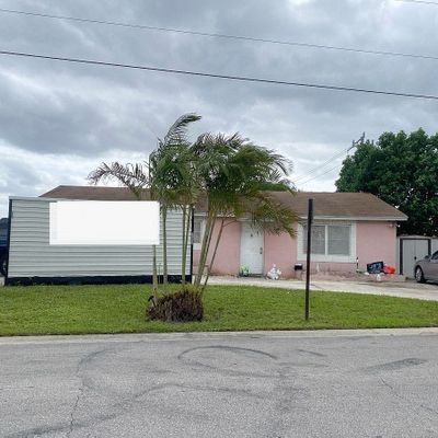 5713 Elmwood St, Mangonia Park, FL 33407