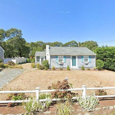 8 Bayberry Ln, West Harwich, MA 02671