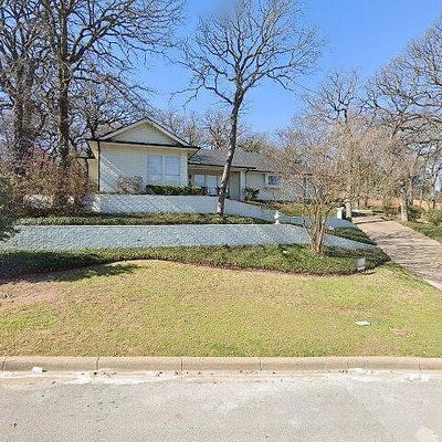 900 Larkspur Ln, Fort Worth, TX 76112