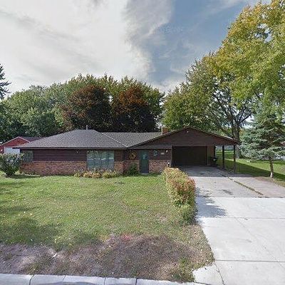 915 Queens Ln, Anoka, MN 55303