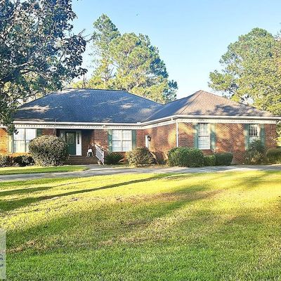 7 S Lake Dr, Jesup, GA 31546