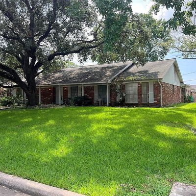 4821 Burning Tree Dr, Baytown, TX 77521