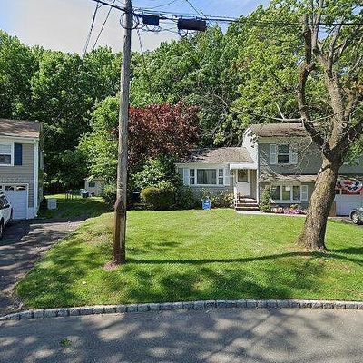 66 Pembrook Dr, Kenilworth, NJ 07033