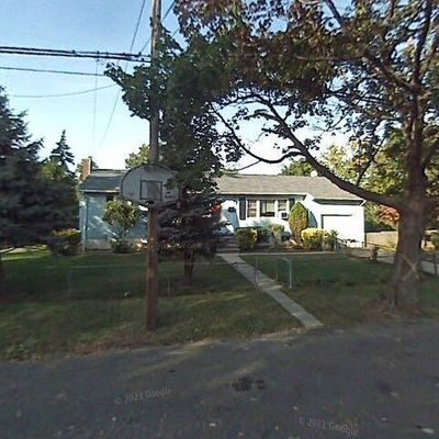 59 Bolton St, Lindenhurst, NY 11757